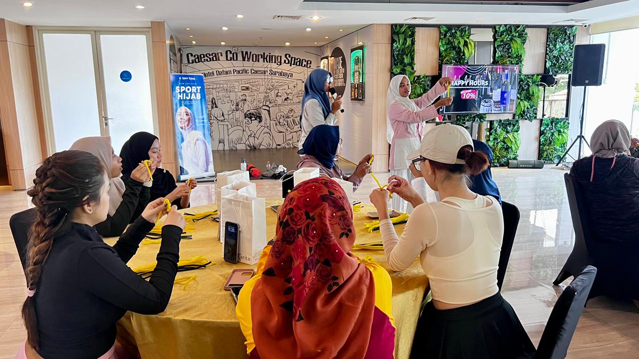 Aktivitas membuat kerajinan di Dafam Pacific Caesar Surabaya, Minggu (23/11/2025).