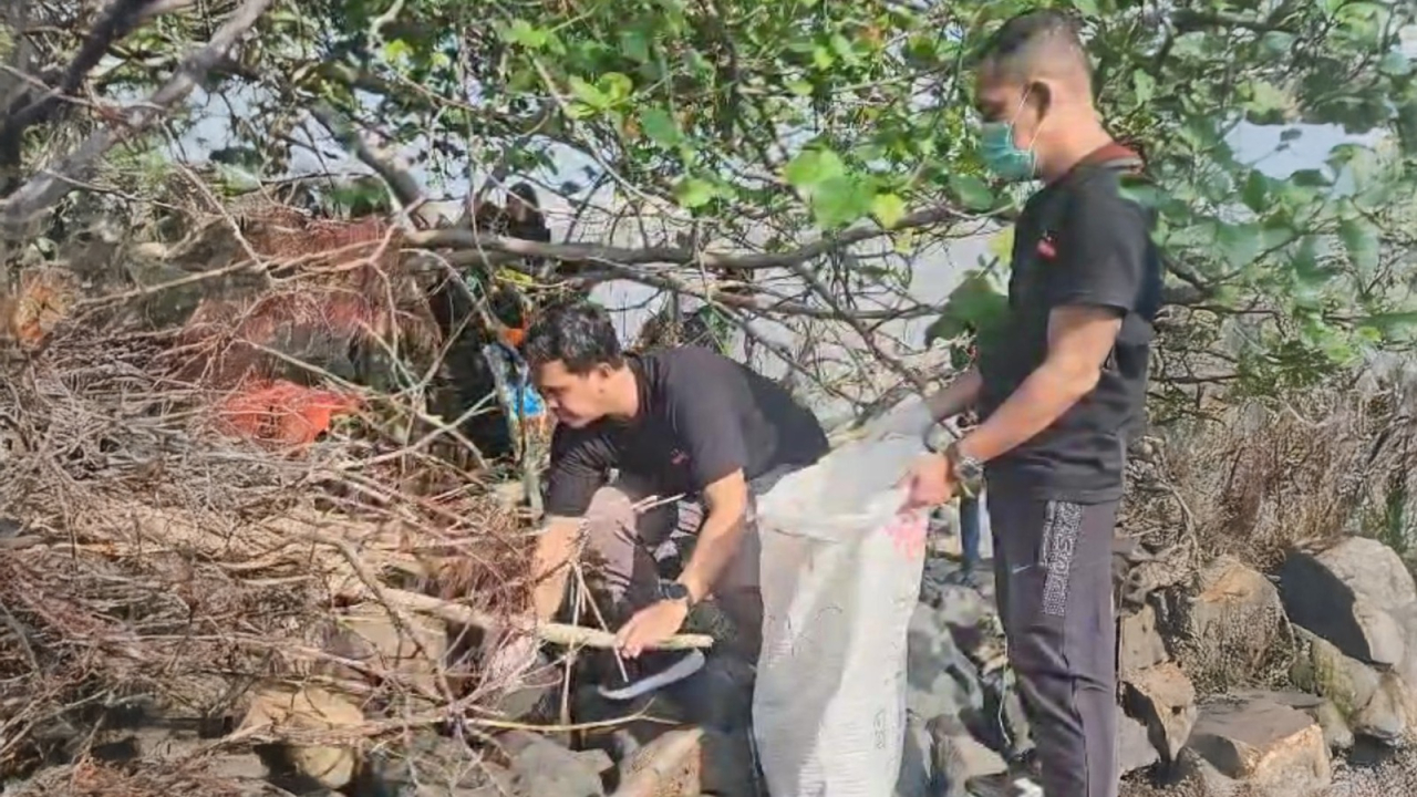 Waringin Hospitality Ajak Komunitas Bersih Pantai Kenjeran, Edukasi Anak dan Bantu Nelayan