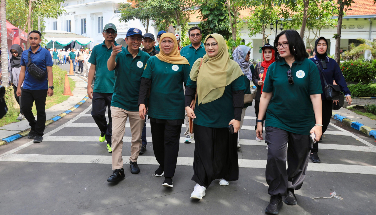 Gubernur Khofifah memberangkatkan parade defile Dies Natalis UNAIR ke-71 dan 112 Tahun Pendidikan Dokter di Fakultas Kedokteran UNAIR. foto: KIP for ayojatim.