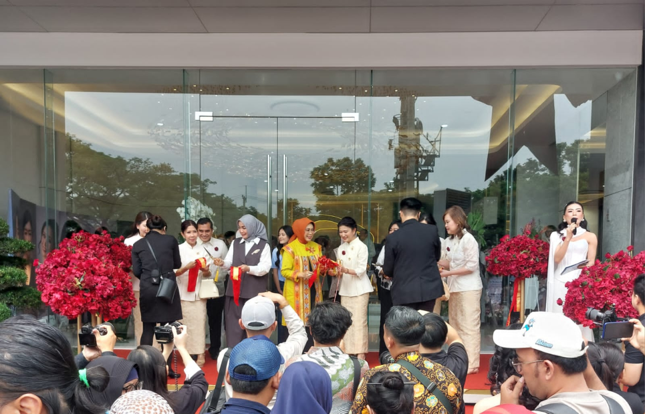 Dra. Hj. Fatma Saifullah Yusuf saat Grand Opening Profira Pakuwon Square, Kamis (27/11/2025). Foto: Ayojatim