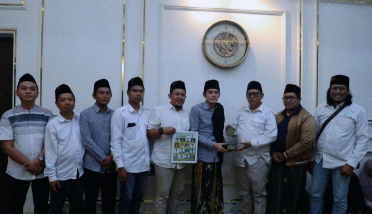 Gus Iqdam, pengasuh Pondok Pesantren Mambaul Hikam II Blitar menerima penghargaan Tokoh Muda Nahdliyin Inspiratif 2025 dari Forkom Jurnalis Nahdliyin. foto: Dok/FJN.