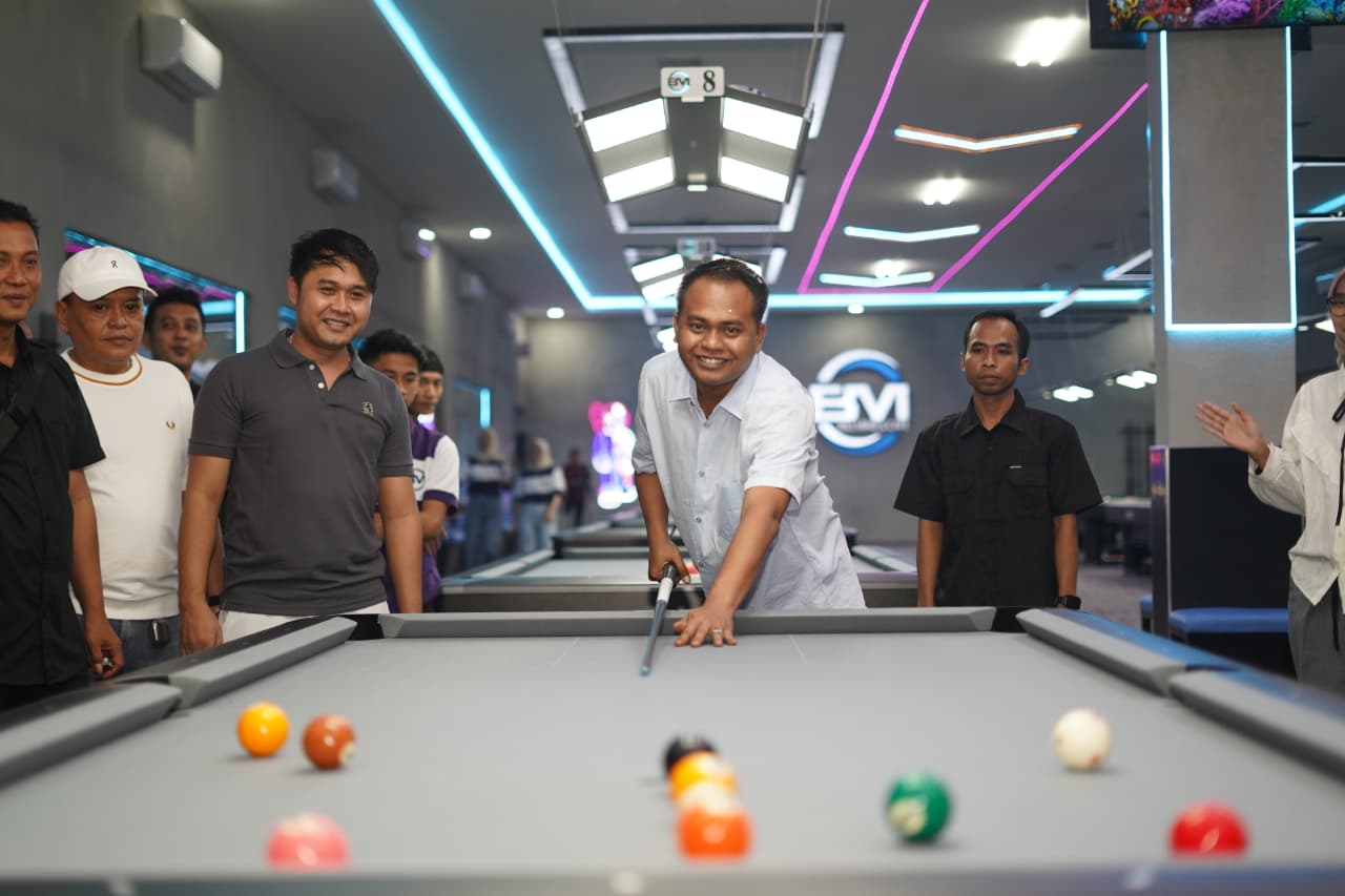 Owner BM Billiards & Cafe, H. Mohammad Rofiki, mencoba memukul bola billiard saat pembukaan BM Billiards & Cafe, Pamekasan, Sabtu (29/11/2025). Foto: Ayojatim