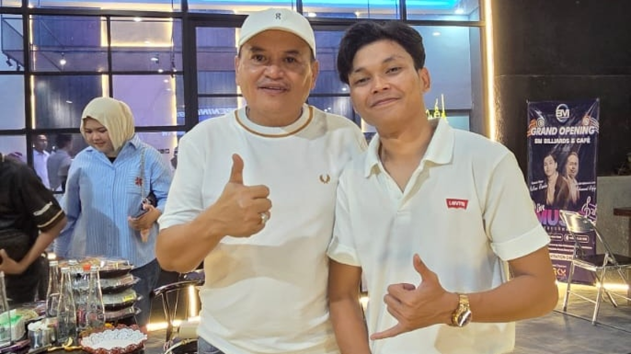 Haji Sofyan dari Sumenep berfoto bersama bintang tamu, Adlani Rambe, saat acara pembukaan BM Billiards & Cafe, Pamekasan, Sabtu (29/11/2025). Foto: Ayojatim