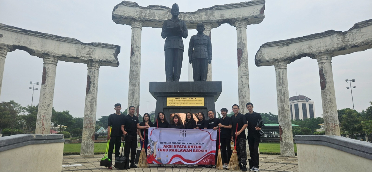 Karyawan Hotel 88 Embong Malang, Surabaya, berfoto bersama di depan Tugu Pahlawan dalam rangka Hari Pahlawan 2025. Foto: Ayojatim