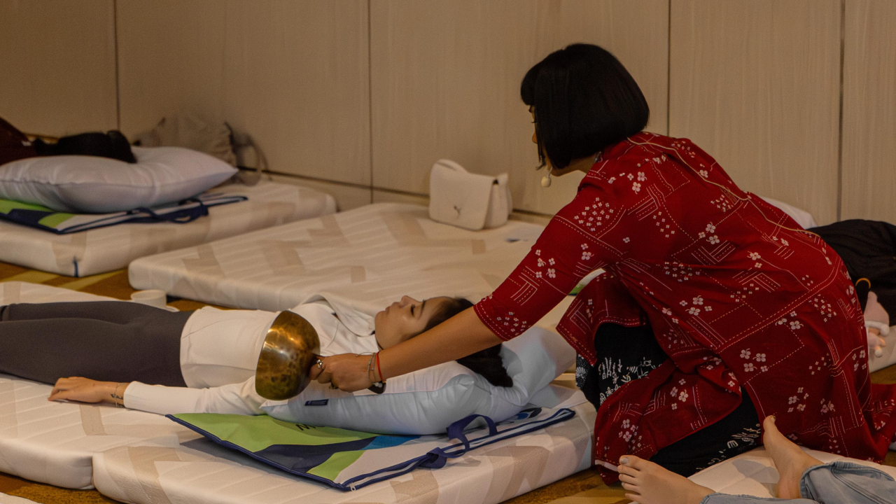 Meditasi penyembuhan bertajuk “Harmonic Release” ARTOTEL Harmoni Jakarta, Minggu (16/11/2025). Foto: Artotel Harmoni Jakarta 