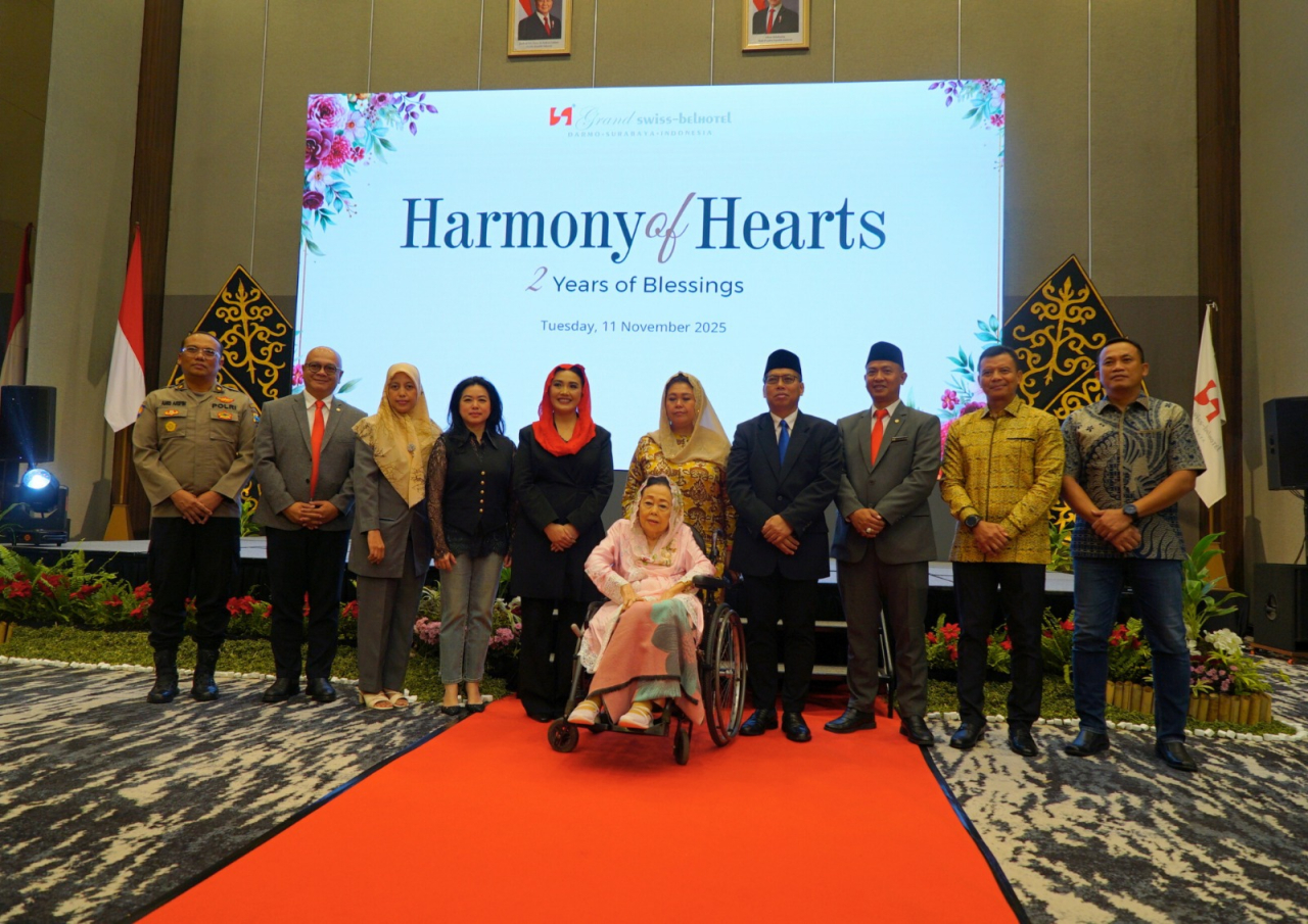 Nyai Hj. Sinta Nuriyah Wahid dan Yenny Wahid, istri dan putri dari presiden Republik Indonesia ke-4, KH. Abdurrahman Wahid (Gus Dur), saat perayaan “Harmony of Hearts, 2 Years of Blessings” Grand Swiss-Belhotel Darmo Surabaya. Foto: Dok-Swiss-Belhotel Dar