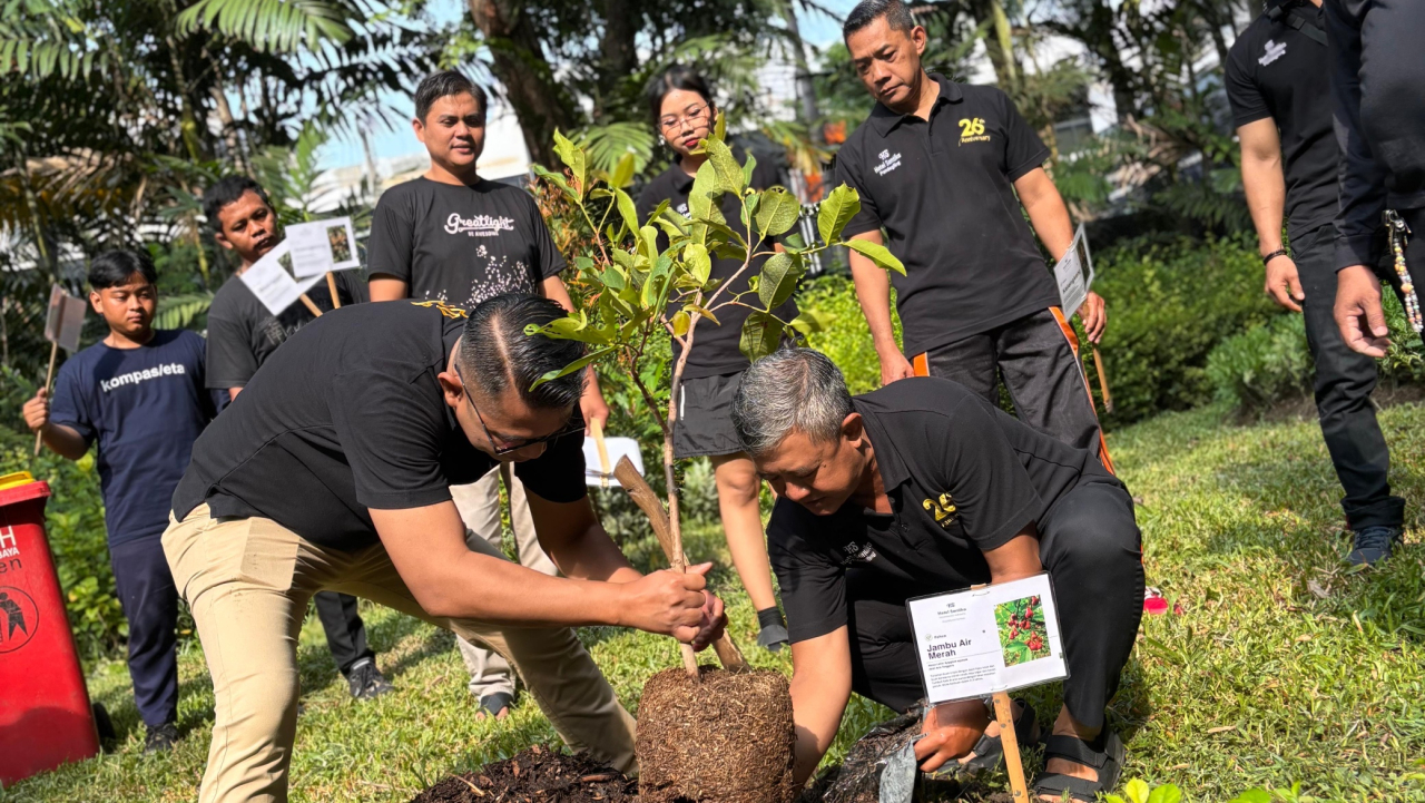 Rayakan Hari Pohon Sedunia, Hotel Santika Pandegiling Surabaya Ajak Tanam Pohon Kurangi Carbon Footprint