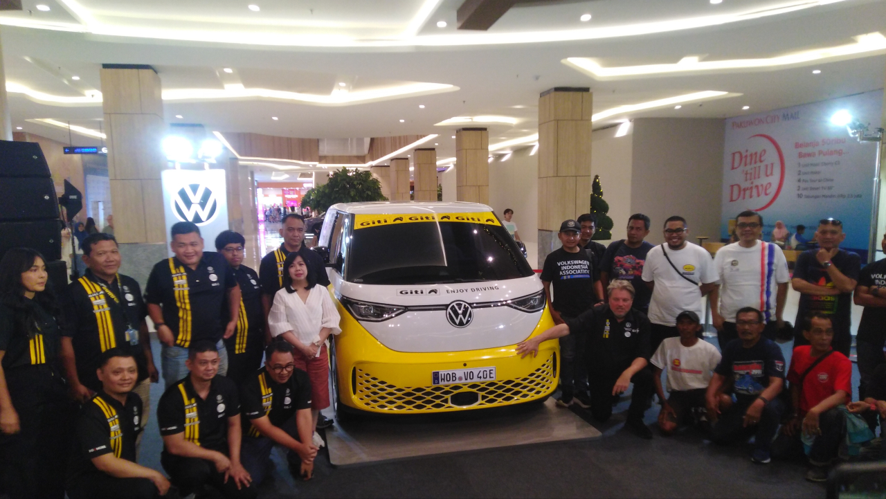 Rainer Zietlow disambut para komunitas Volkswagen di Surabaya, Minggu, (2/11/2025). Foto: Ayojatim 