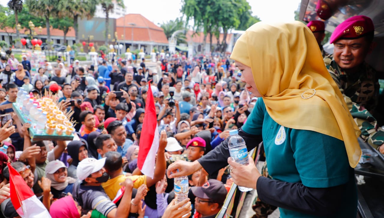 Gubernur Khofifah hadir di tengah-tengah perayaan Indonesian Marines Day dalam rangka HUT ke-80 Korps Marinir. foto: KIP for ayojatim.