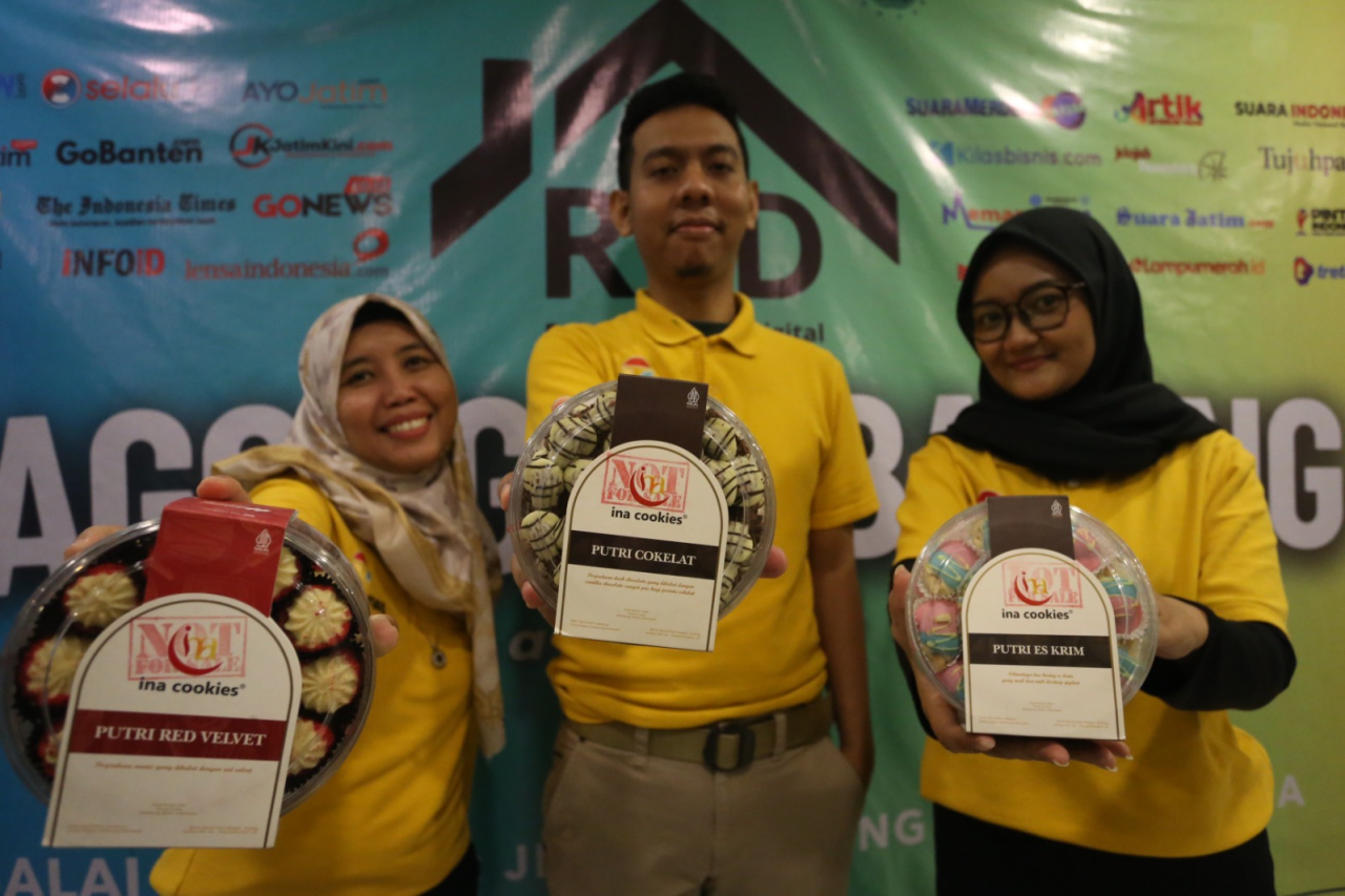 Tim Ina Cookies Jatim saat berkunjung dan "JAGONGAN BARENG" di Rumah Literasi Digital (RLD), Rabu (12/11/2025). Foto: Ali Masduki/Rumah Literasi Digital (RLD)
