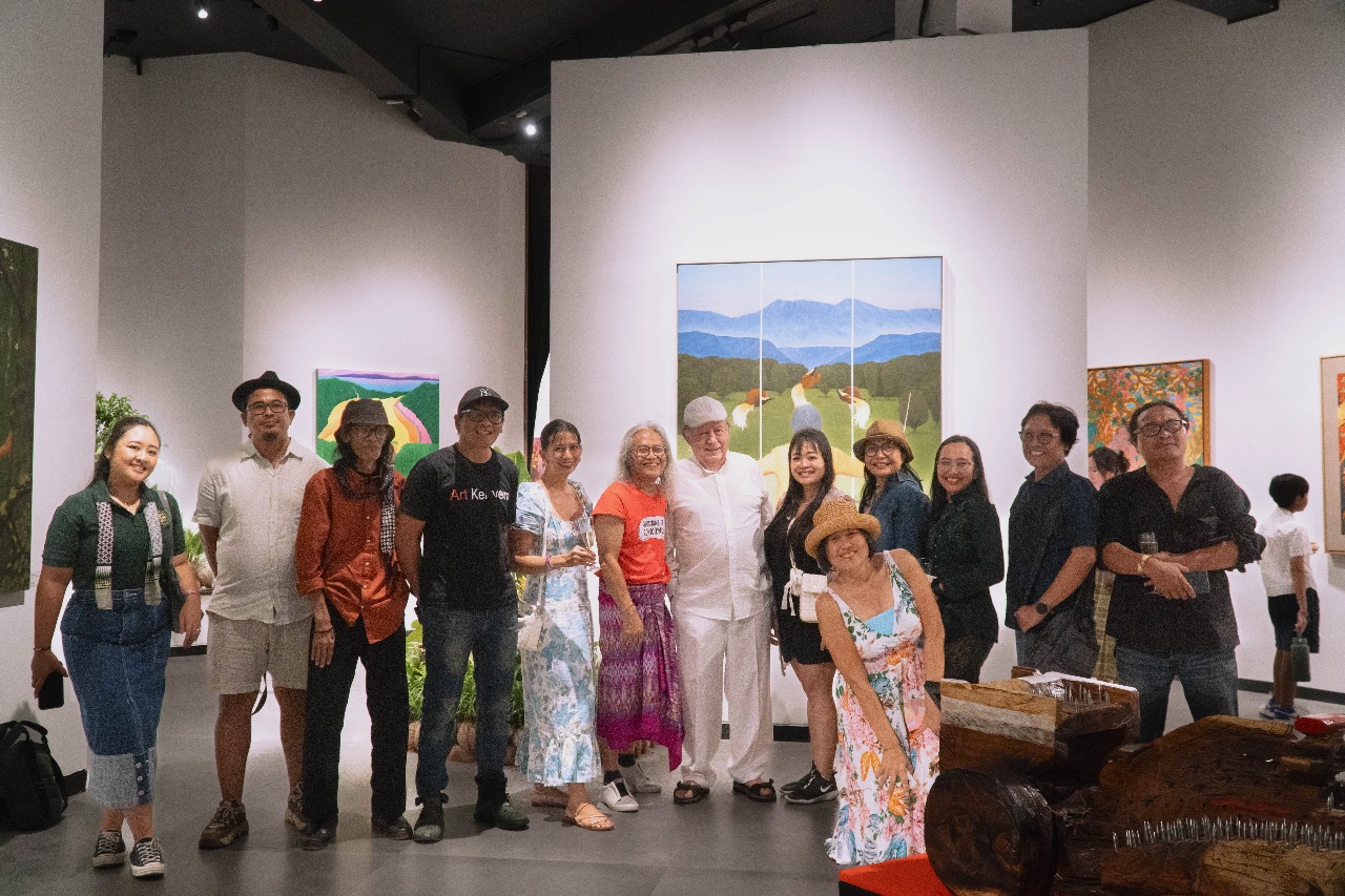Para seniman dari galeri Philo Art Space dan perwakilan Yayasan Jati Nusantara bersama dengan Dr. Jean Couteau (Penulis) saat pameran “Liana Reverie: Vivid Colours”. Foto: Dok-Yayasan Jati Nusa Lestari