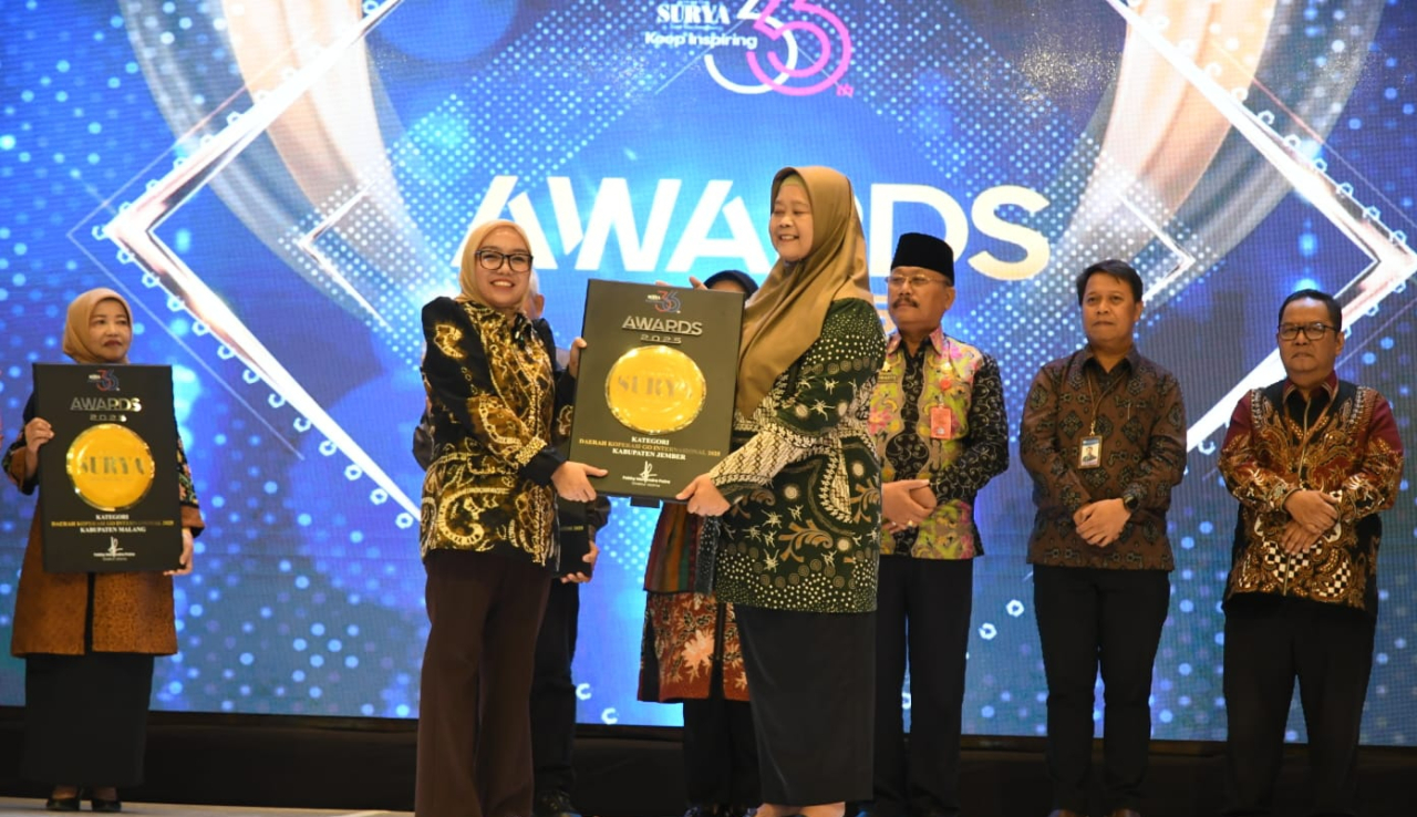 Wakil Menteri Koperasi Farida Farichah menyerahkan penghargaan kepada Kepala Dinas Koperasi dan Usaha Mikro Jember, Sartini. foto: diskominfo Jember for ayojatim.