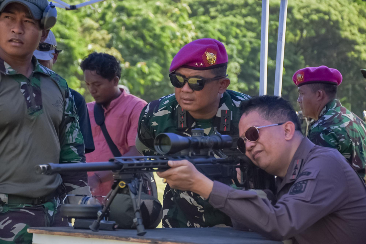 Kajati Jatim, Dr. Kuntadi, di dampingi oleh Danpasmar 2, Mayjen TNI (Mar) Dr. Oni Junianto, melakukan latihan menembak di Kesatrian Marinir Sutedi Senaputra Karang Pilang, Surabaya, Jawa Timur. Selasa (25/11/2025). Foto: TNI AL 1 Dispen Komar