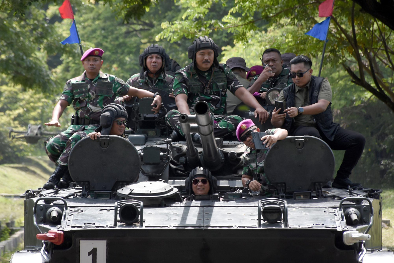 Momen Kajati Jatim, Dr. Kuntadi mengemudikan kendaraan tempur BMP-3F di Kesatrian Marinir Sutedi Senaputra Karang Pilang, Surabaya, Jawa Timur. Selasa (25/11/2025). Foto: TNI AL - Dispen Komar