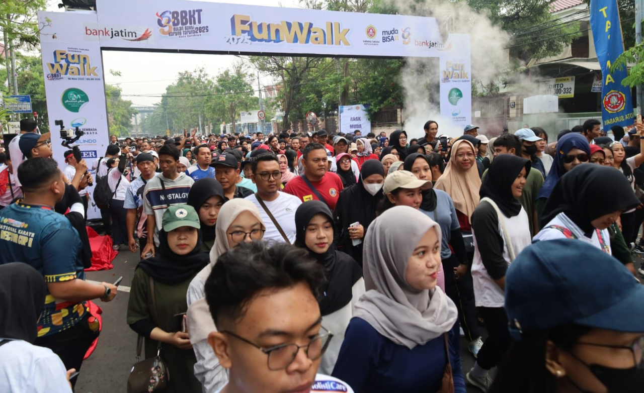 Ribuan Warga Surabaya Ikuti Karang Taruna Fun Walk 2025 Bersama Wali Kota Eri Cahyadi