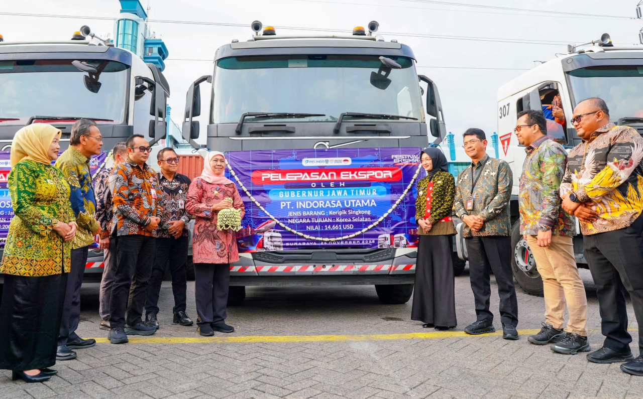 Gubernur Khofifah melepas enam truk produk ekspor IKM Desa Devisa Jawa Timur. foto: KIP for ayojatim.