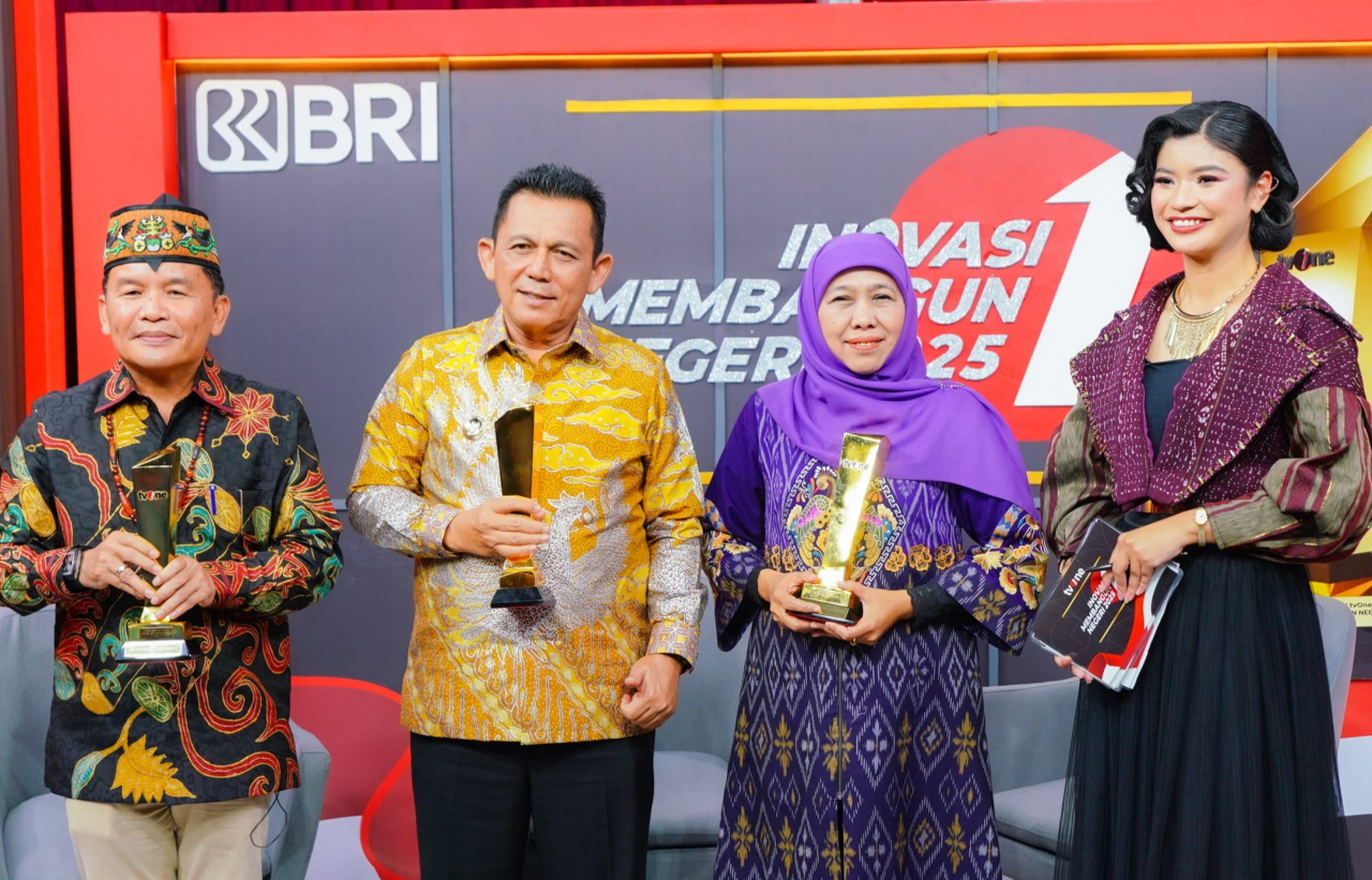 Gubernur Khofifah meraih Penghargaan Inovasi Membangun Negeri 2025 Bidang Innovation Public Service dengan Subkategori Inovasi Transportasi Publik Berkelanjutan. foto: KIP for ayojatim.