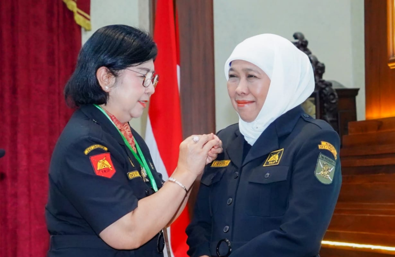 Gubernur Khofifah Dikukuhkan sebagai Dewan Pembina Kehormatan Paguyuban Mas Trip Jawa Timur. foto: KIP for ayojatim.
