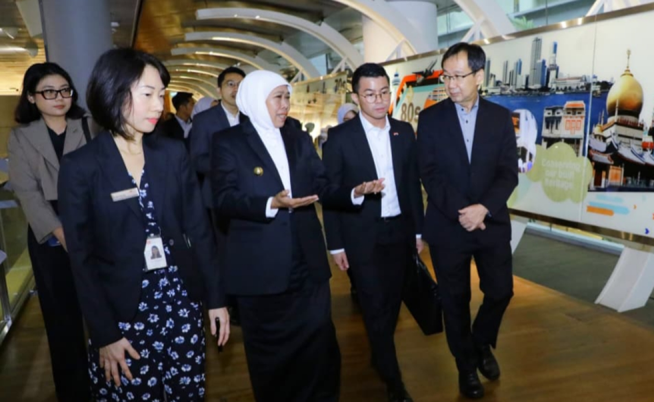 Gubernur Khofifah berkunjung ke Urban Redevelopment Authority (URA) Singapore City Gallery. foto: KIP for ayojatim.
