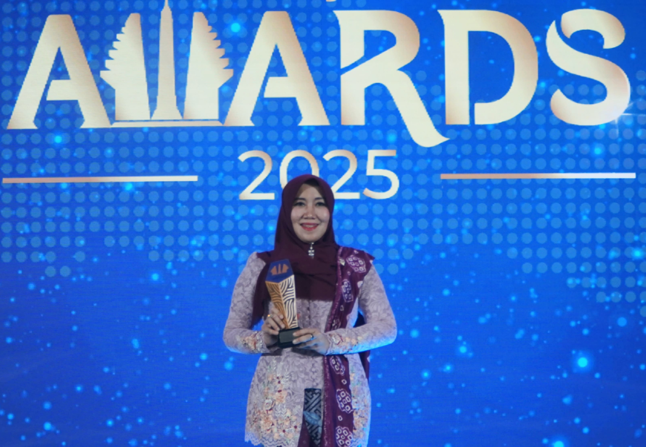 Senator Lia Istifhama menerima penghargaan DetikJatim Awards 2025. foto: B59.