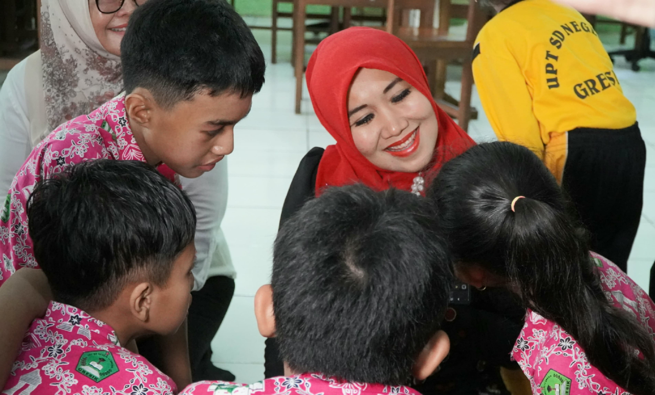 Dr. Lia Istifhama saat kunjungan kerja di SDN 13 Gresik. foto: B59.
