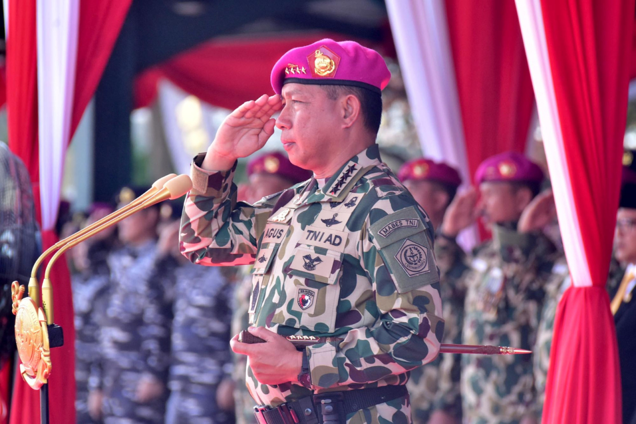 Panglima TNI, Jendral TNI Agus Subiyanto, saat upacara peringatan Hari Ulang Tahun (HUT) ke-80 Korps Marinir yang digelar di Kesatrian Marinir Hartono, Cilandak, Jakarta, Senin (17/11/2025). Foto: TNI AL - Dispen Komar