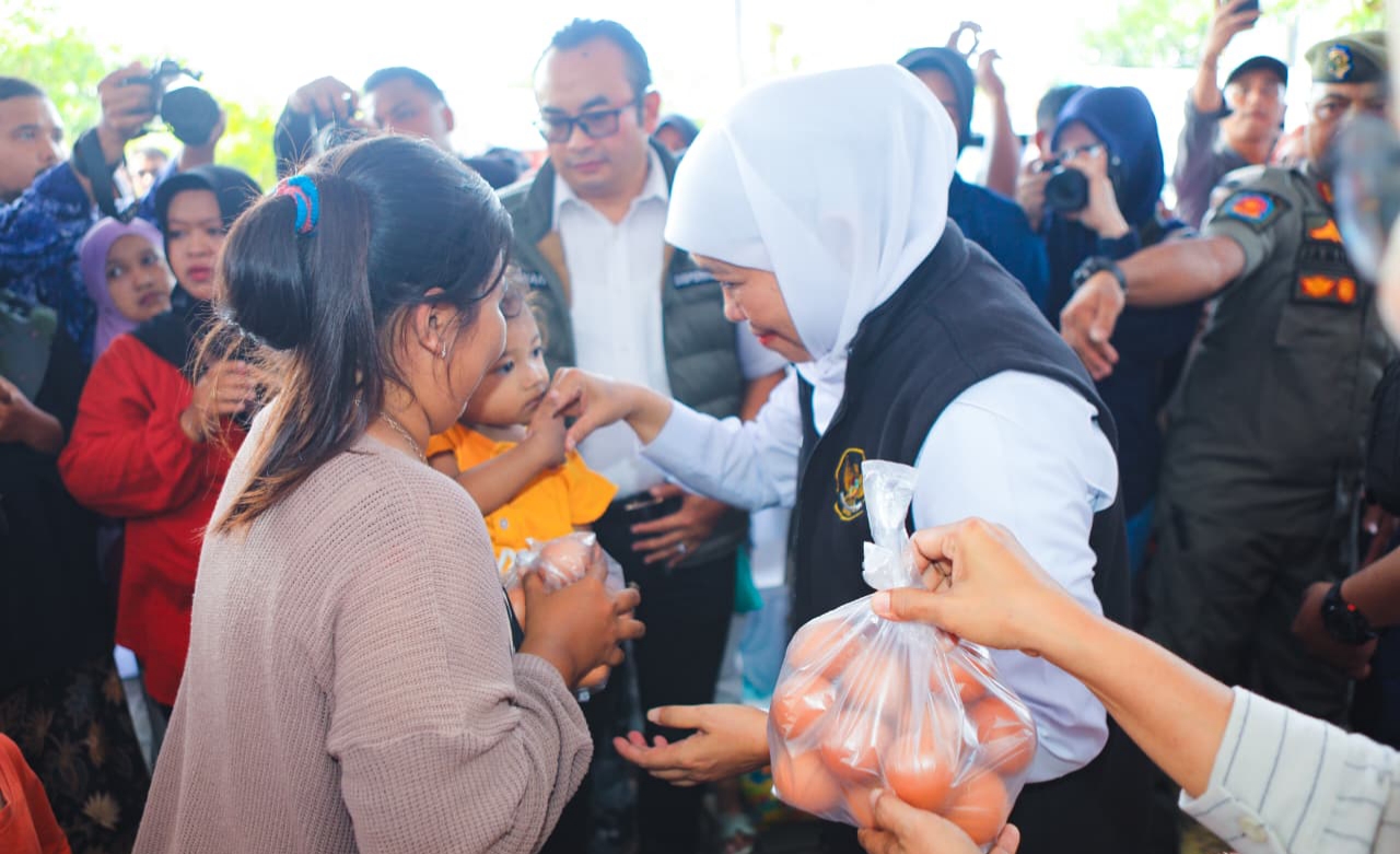Gubernur Khofifah disambut antusias masyarakat di Pasar Murah Kecamatan Tenggarang, Bondowoso. foto: KIP for ayojatim.