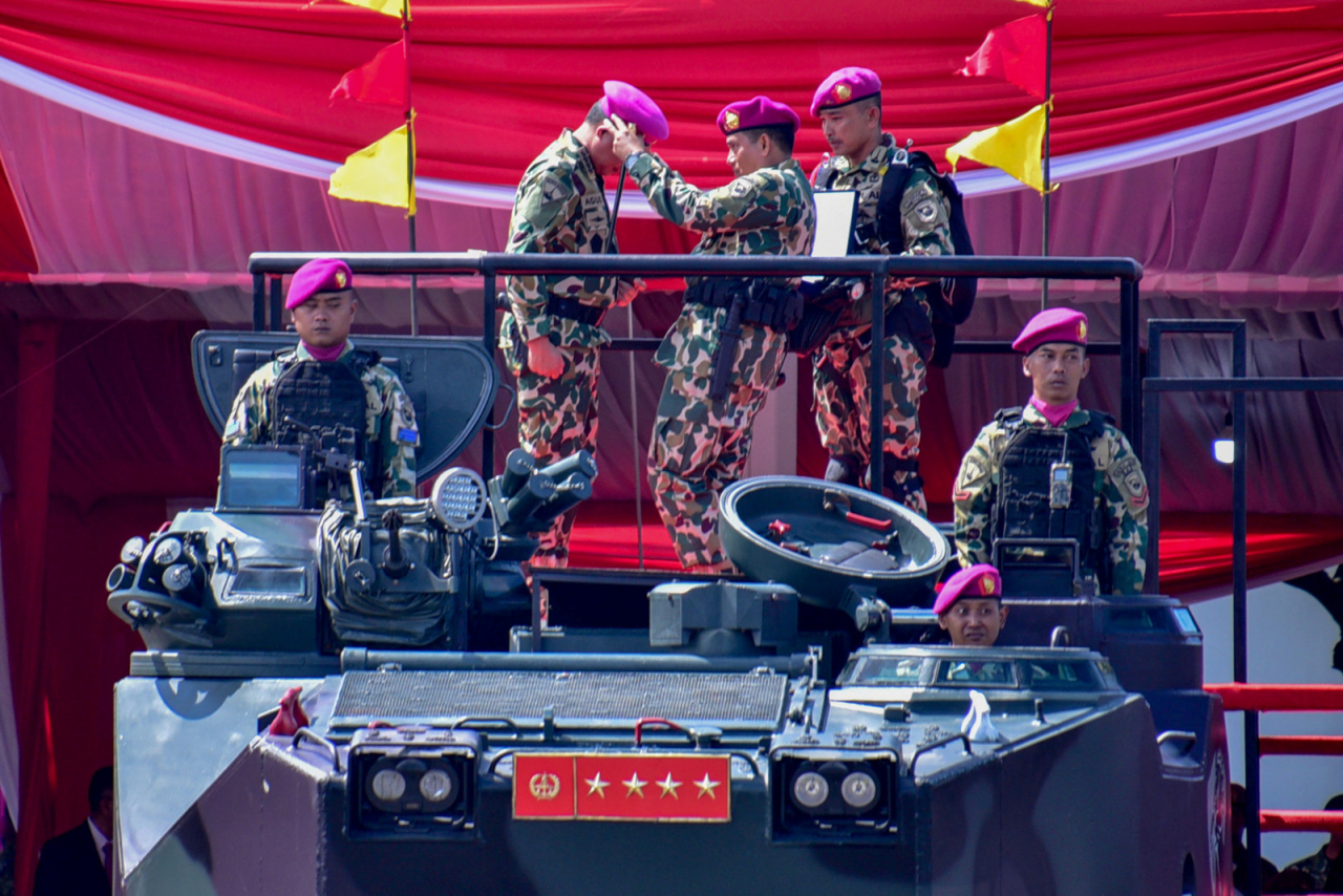 Penyematan Baret Ungu kepada Panglima TNI Jenderal TNI Agus Subiyanto, sebagai warga kehormatan Korps Marinir peringatan Hari Ulang Tahun (HUT) ke-80 Korps Marinir, di Kesatrian Marinir Hartono, Jakarta, Senin (17/11/2025). Foto: TNI AL - Dispen Komar