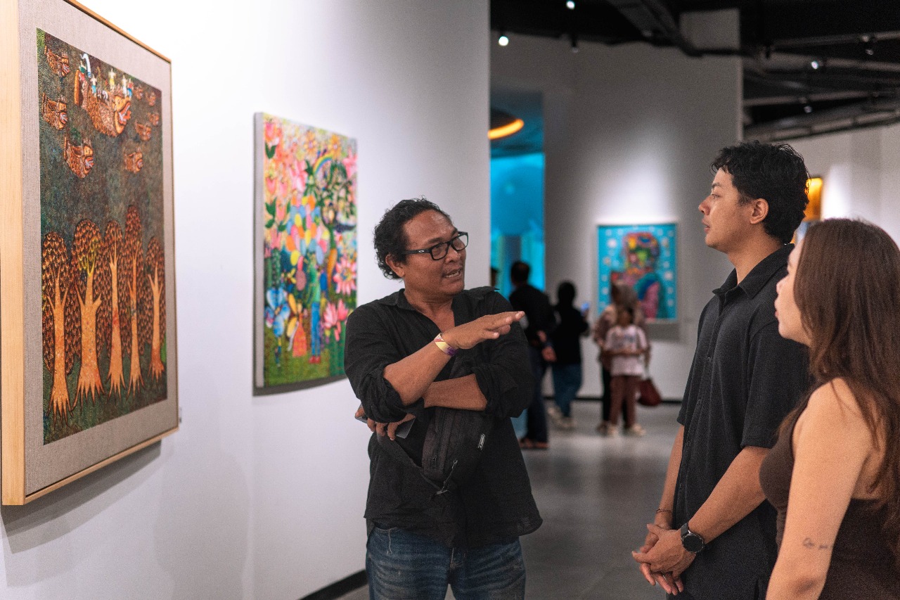 Made Gunawan, salah satu seniman Philo Art Space disamping karya seni miliknya yang bertajuk 