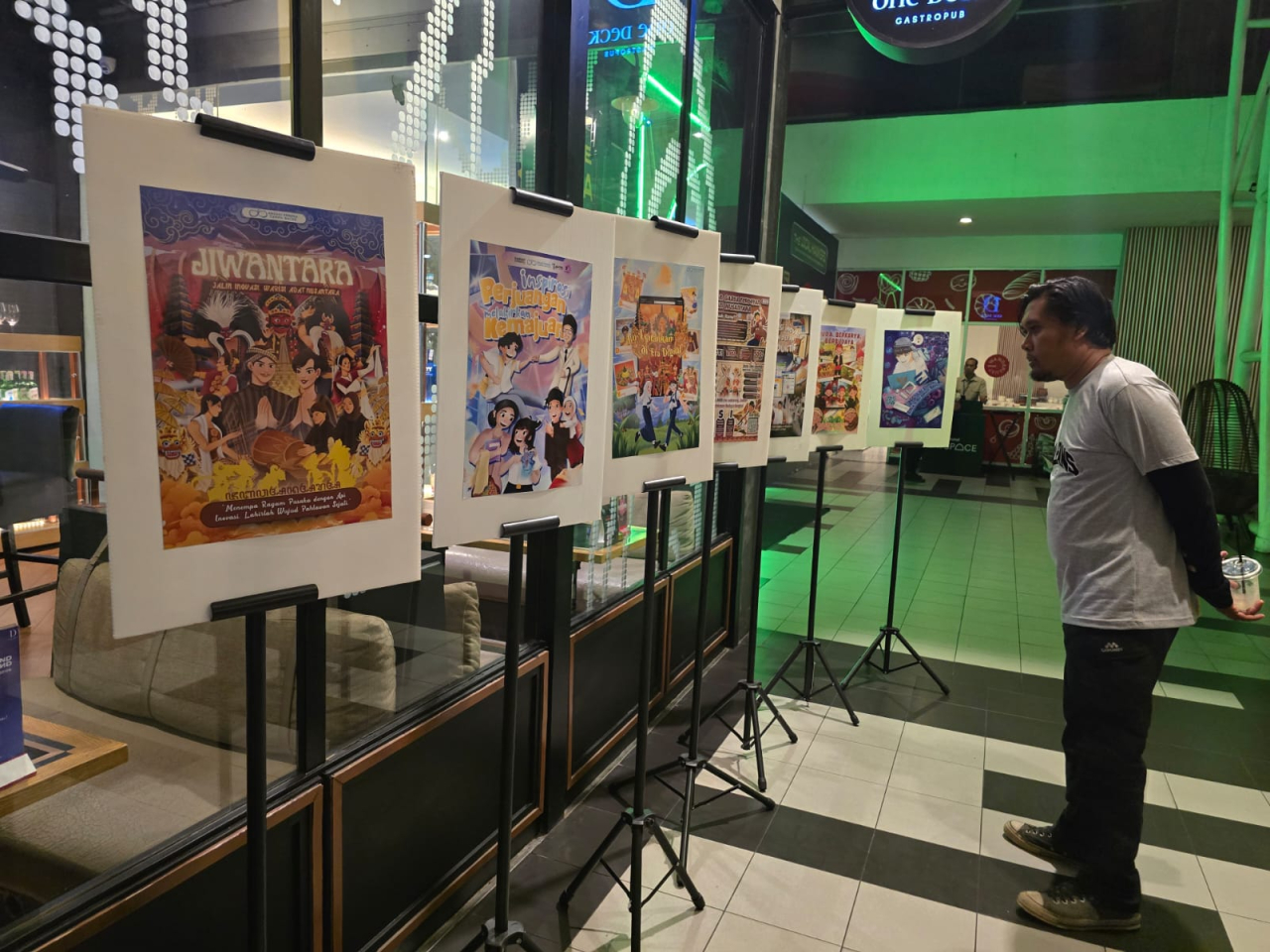 Beberapa karya dari para seniman yang dipajang di One Deck Gastropub ARTOTEL TS Suites Surabaya. Foto: TS Suites Surabaya for Ayojatim