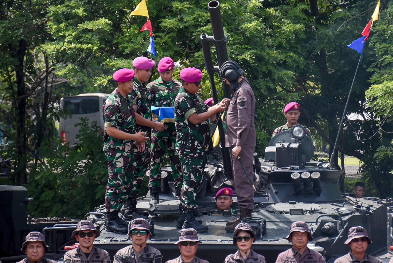 Prosesi Pembaretan Kajati Jatim, Dr. Kuntadi oleh Danpasmar 2), Mayjen TNI (Mar) Dr. Oni Junianto, di Kesatrian Marinir Sutedi Senaputra Karang Pilang, Surabaya, Jawa Timur. Selasa (25/11/2025). Foto: TNI AL 1 Dispen Komar 