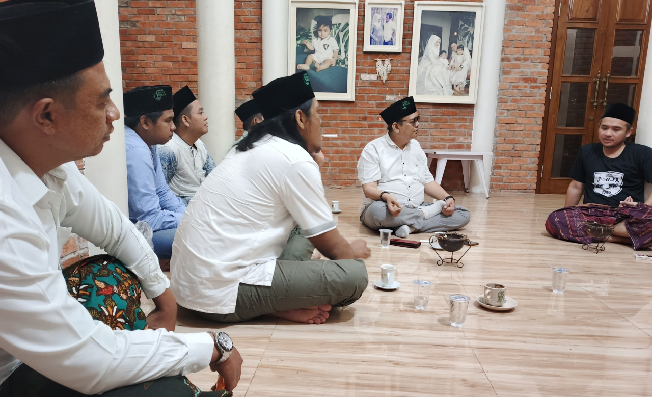 Ra Ibong diskusi gayeng dengan pengurus Forkom Jurnalis Nahdliyin di Rumah Aspirasi Anggota DPR RI Dapil XI tersebut. foto: Fakhrurozi/FJN.