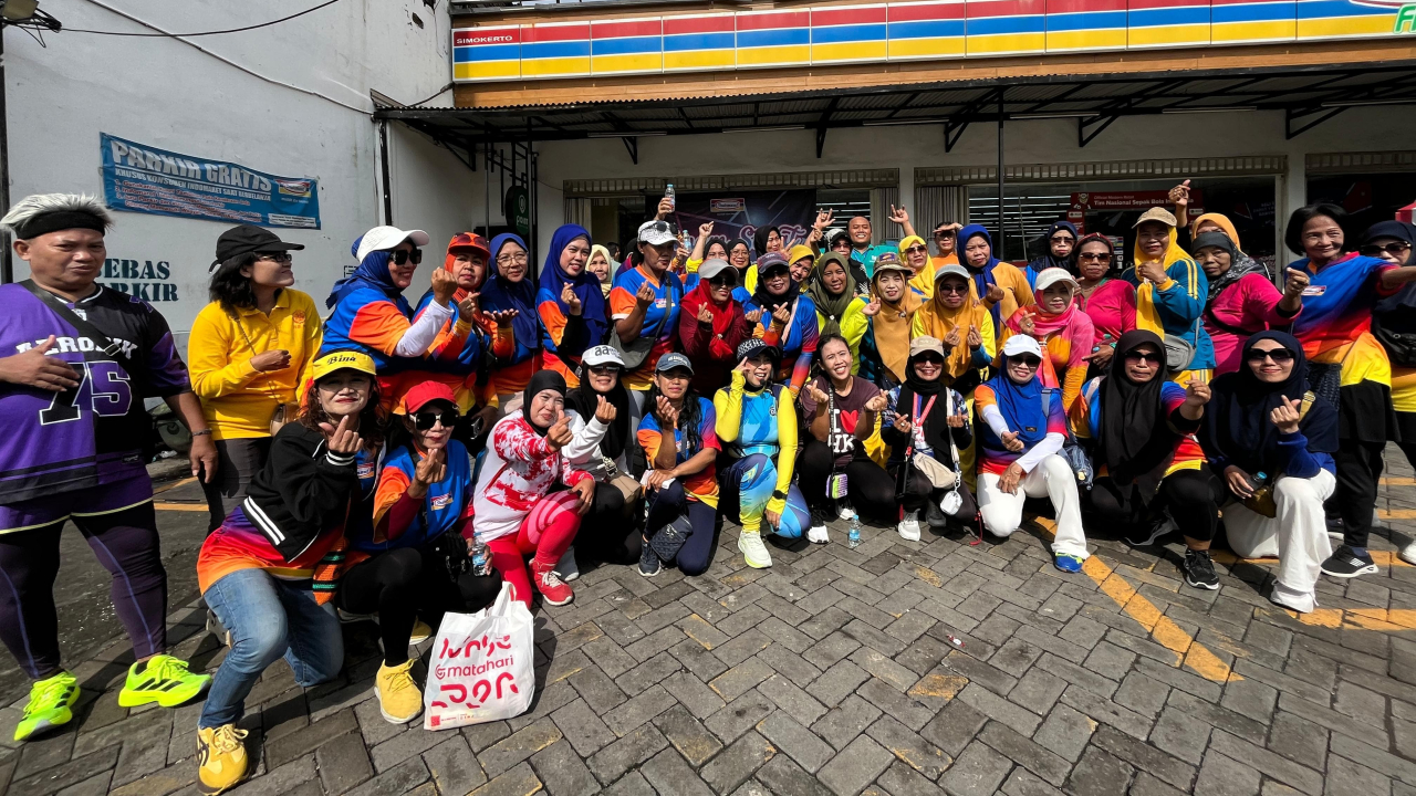 Warga Surabaya sangat antusias mengikuti kegiatan bertajuk “Senam Happy Fun Bersama Indomaret Fresh”, Minggu (23/11/2025). Foto: Ayojatim