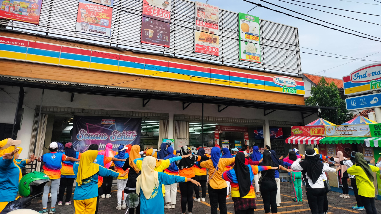 Warga Surabaya sangat antusias mengikuti kegiatan bertajuk “Senam Happy Fun Bersama Indomaret Fresh”, Minggu (23/11/2025). Foto: Ayojatim