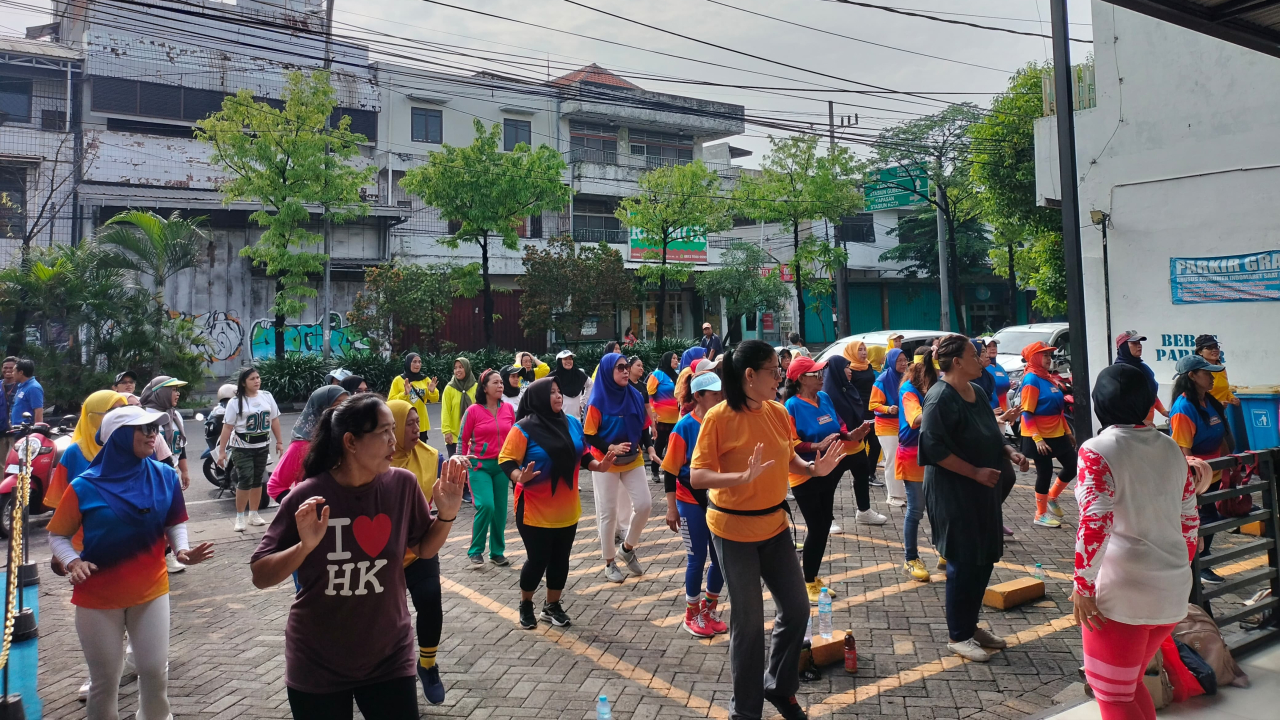 Warga Surabaya sangat antusias mengikuti kegiatan bertajuk “Senam Happy Fun Bersama Indomaret Fresh”, Minggu (23/11/2025). Foto: Ayojatim