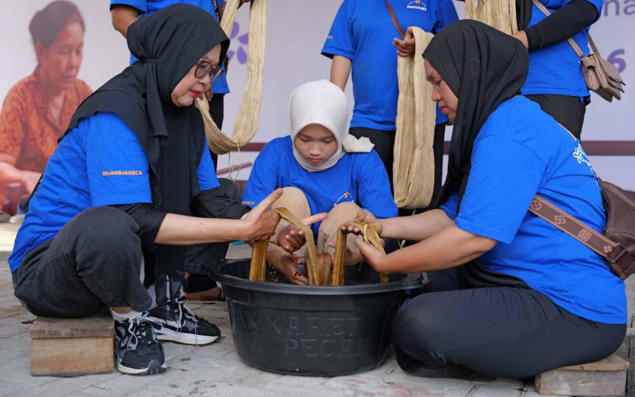 Pelatihan wastra warna alam merupakan wujud komitmen Bakti BCA dalam melestarikan kekayaan budaya Indonesia sekaligus mendorong kewirausahaan komunitas perajin lokal. Foto/Dokumentasi BCA