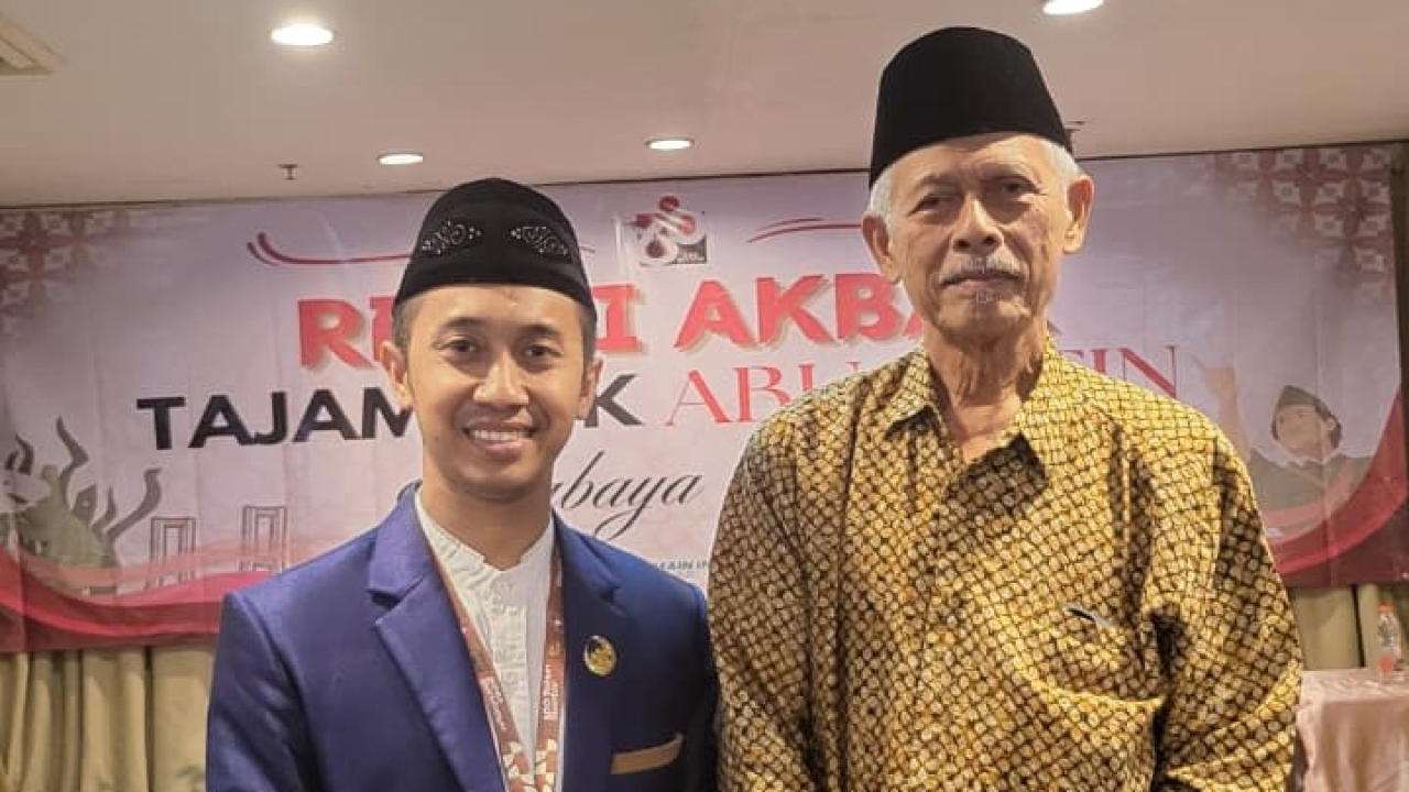 Ustadz Nafi Unnas bersama Pimpinan Pondok Modern Darussalam Gontor, Ponorogo, Drs. K.H. M. Akrim Mariyat, Dipl.A.Ed. Foto: Dok-Nafi Unnas for Ayojatim
