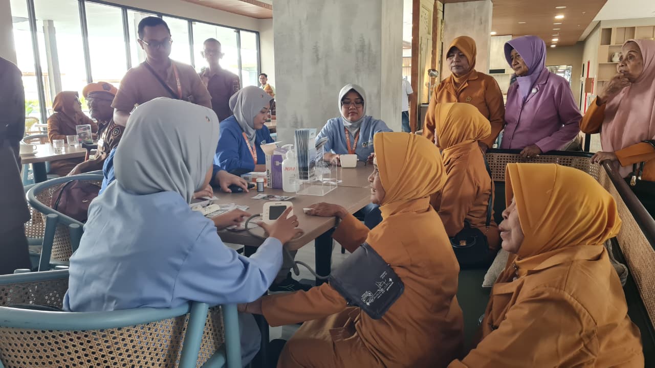 Para Veteran sedang menjalani pemeriksaan gratis di MYZE Hotel Sumenep. Foto: DOK-MYZE Hotel Sumenep