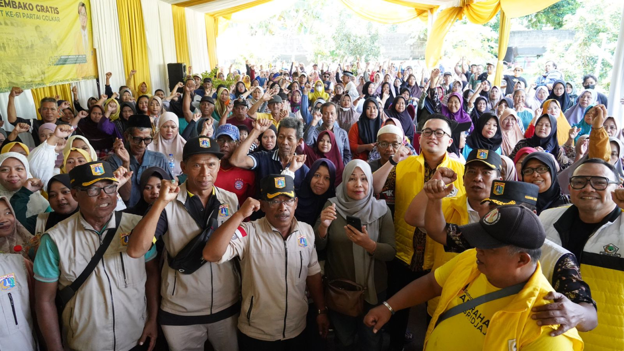 Antusiasme warga Jagakarsa, Jakarta Selatan saat menerima bantuan paket sembako dari Abraham Sridjaja dalam rangka HUT Golkar ke 61th, Senin (24/11/2025). Foto: Abraham Sridjaja for Ayojatim