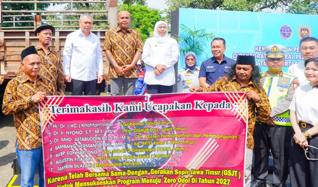 Gubernur Khofifah Terima Penghargaan Penanganan ODOL dari Menteri Perhubungan