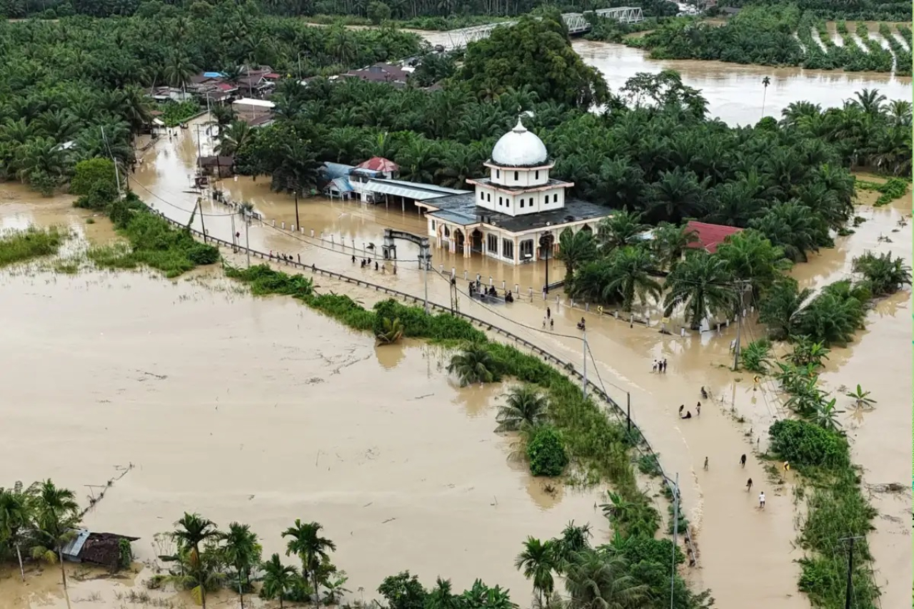 Foto udara pengendara melintasi jalan nasional Medan-Banda Aceh yang terendam banjir di Desa Peuribu, Arongan Lambalek, Aceh Barat, Aceh, Kamis (27/11/2025). ANTARA FOTO/Syifa Yulinnas/bar
