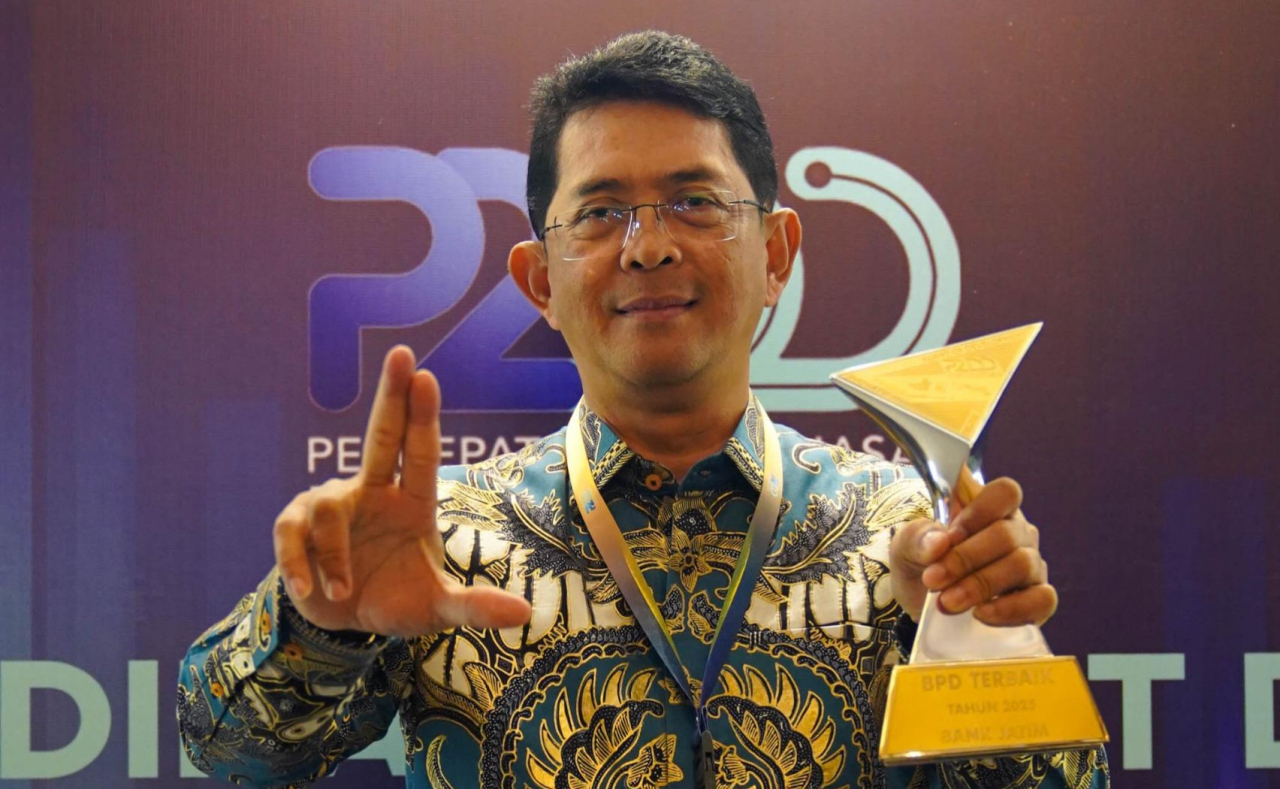 Direktur Utama Bank Jatim Winardi Legowo menerima penghargaan Bank Jatim sebagai BPD terbaik Nasional tahun 2025. foto: bankjatim for ayojatim.