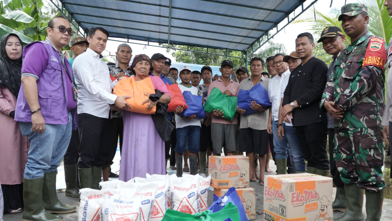 PT Sinergi Gula Nusantara salurkan paket sembako berisi gula, beras, telur, minyak goreng, dan mie instan untuk penyintas banjir di Sumatera Utara, Senin (8/12/2025). Foto: Humas SGN