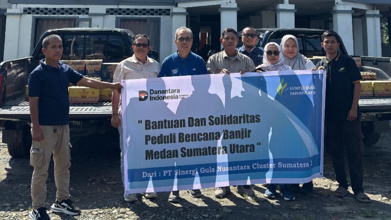 PT Sinergi Gula Nusantara menyalurkan bantuan sembako kepada warga terdampak banjir di Desa Klambir Lima Kebun, Sumatera Utara, Jumat (29/11/2025). Foto: Humas SGN