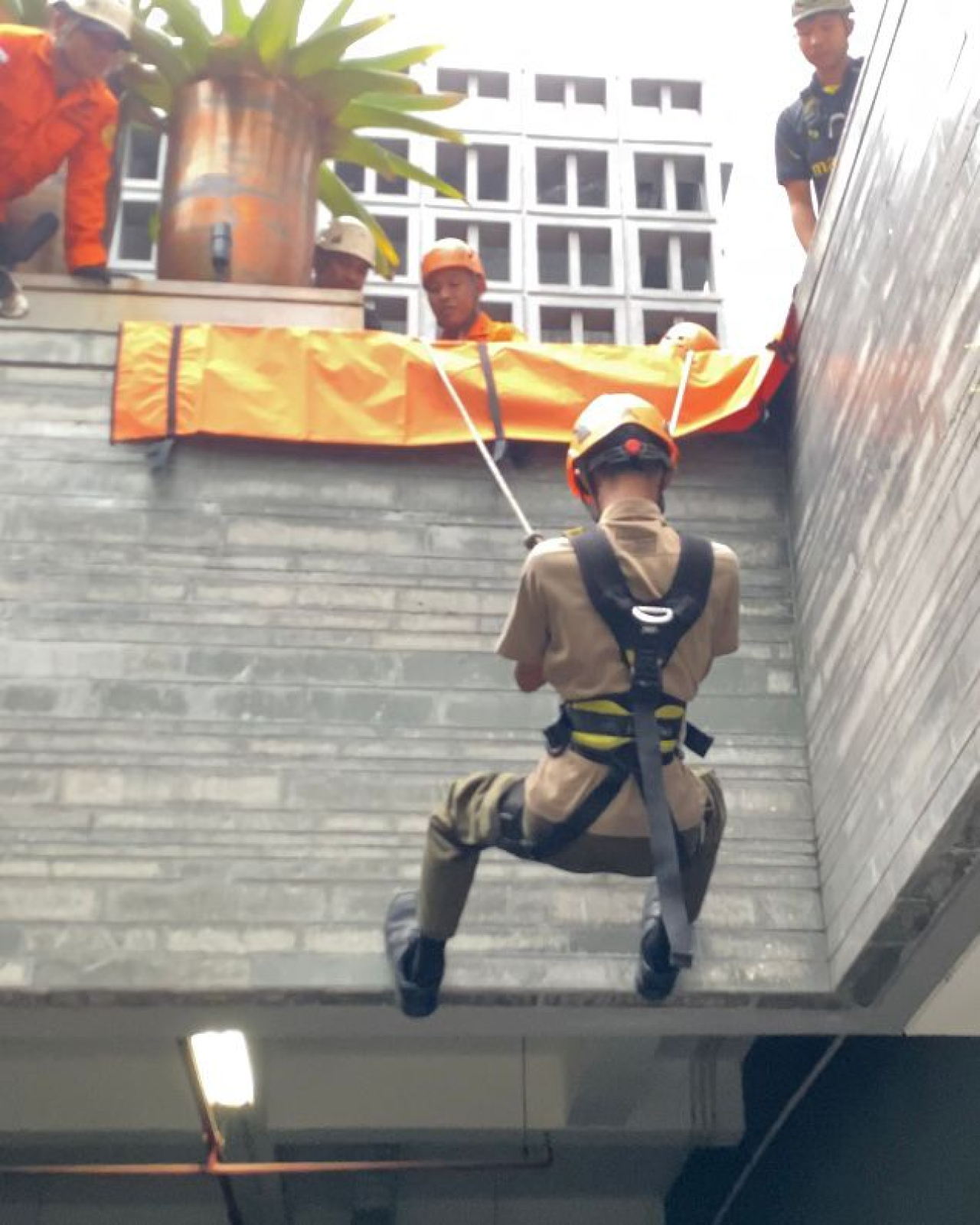 Basarnas Banyuwangi bersama Kokoon Hotel Banyuwangi gelar latihan bersama pelatihan pertolongan teknik vertikal (Vertical Rescue Training). Foto: Kokoon Hotel Banyuwangi 