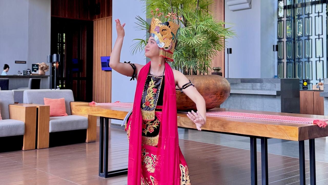 Eksotika Penari Gandrung khas Banyuwangi di lobby Kokoon Hotel Banyuwangi saat menyambut para tamu yang datang. Foto: Dok-Kokoon Hotel Banyuwangi 