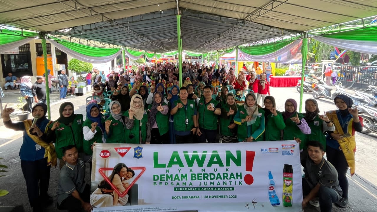 Indomaret, Baygon, dan Autan Aksi Bersama Berantas Sarang Nyamuk di Sukolilo Surabaya