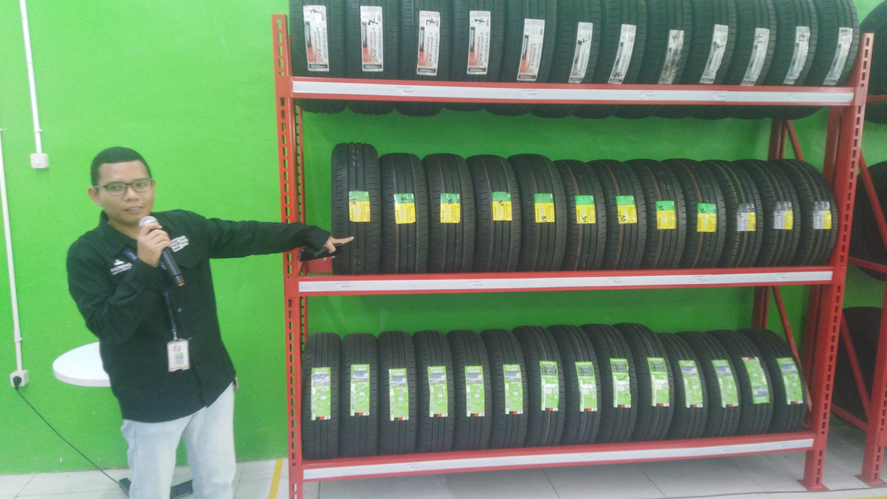 Tim Mobeng menjelaskan berbagai fasilitas untuk para pelanggan, Jumat (12/12/2025). Foto: Ayojatim