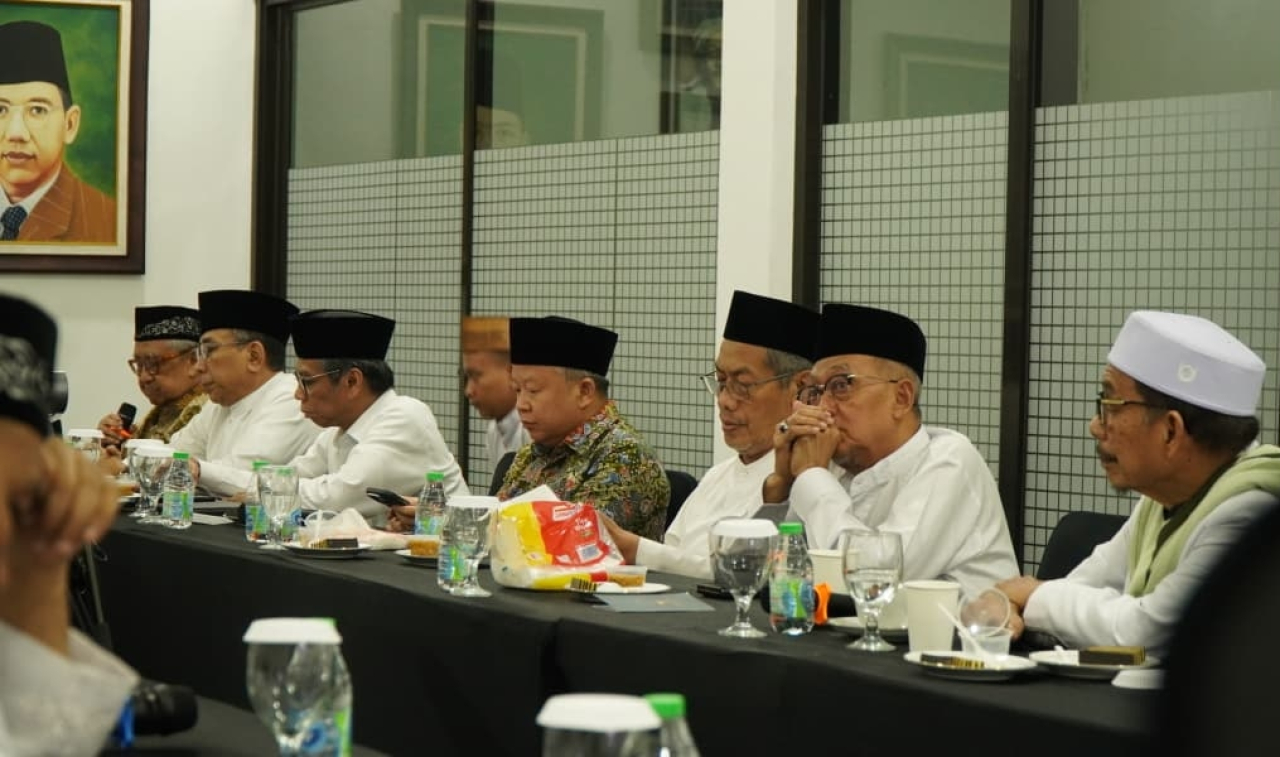 Ketua Umum PBNU, KH. Yahya Cholil Staquf memberikan klarifikasi dihadapan Mustasyar dan Kyai Sepuh di Pondok Pesantren Tebuireng, Jombang. foto: ayojatim/ist.