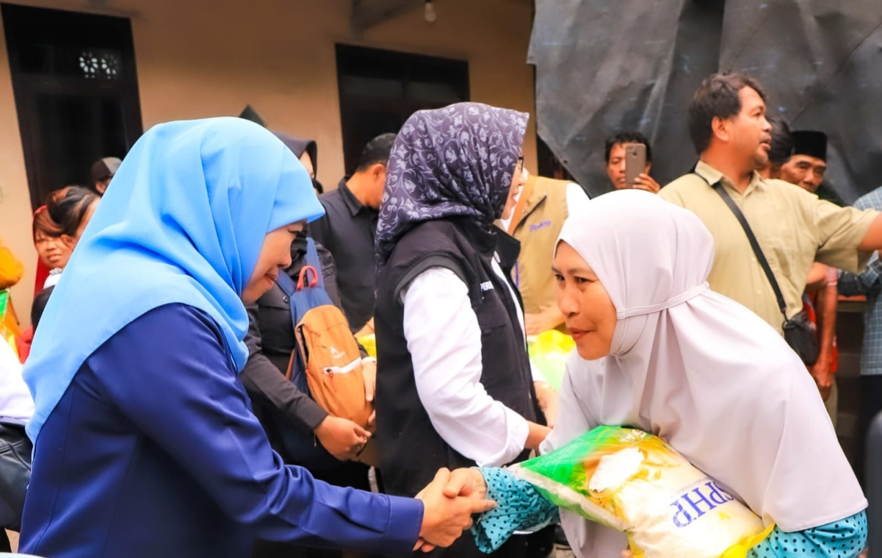Gubernur Khofifah Gelar Pasar Murah ke-290 Untuk Warga Candipuro Lumajang